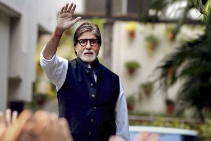 Amitabh Bachchan waving his hand outside Jalsa.